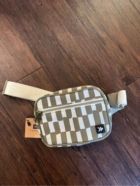 Thread green and white fanny pack